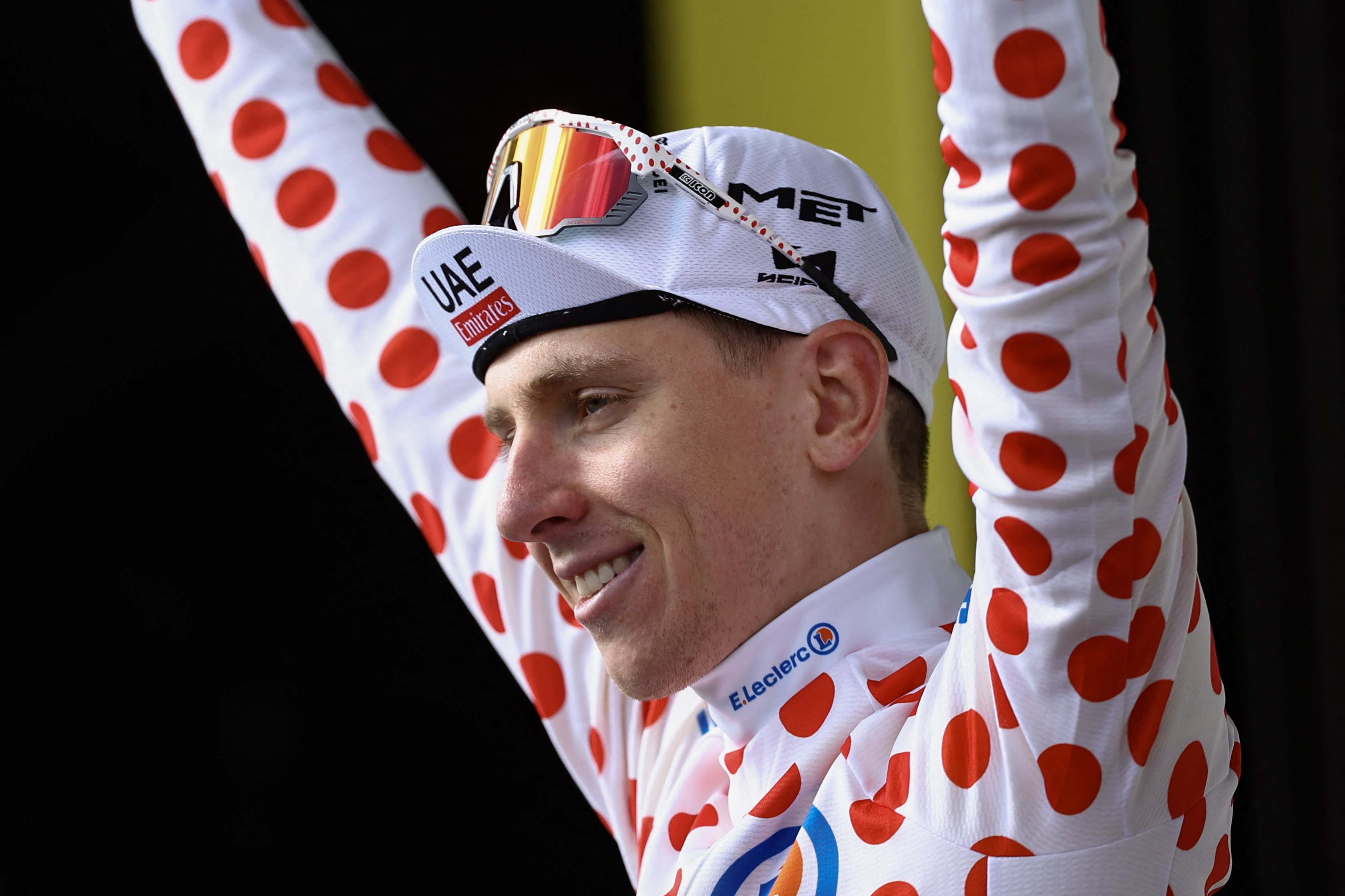 Tadej Pogacar i den prikkede bjergtrøje i Tour de France