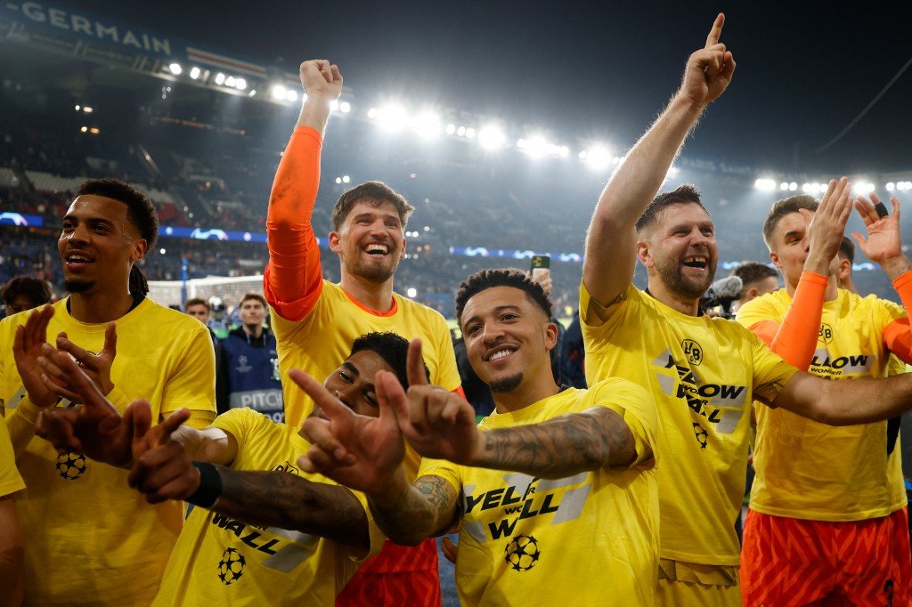 Dortmund-spillere fejrer Champions League-finale mod Real Madrid.