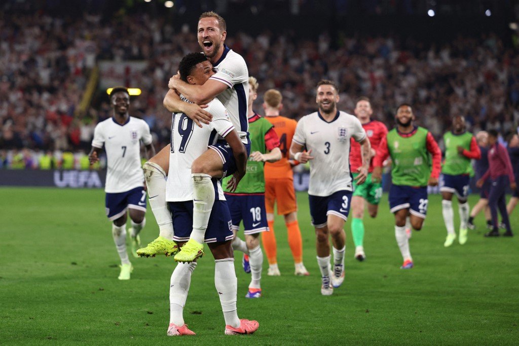 Englands fodboldlandshold fejrer deres sidste mål i semifinalen ved EM 2024.