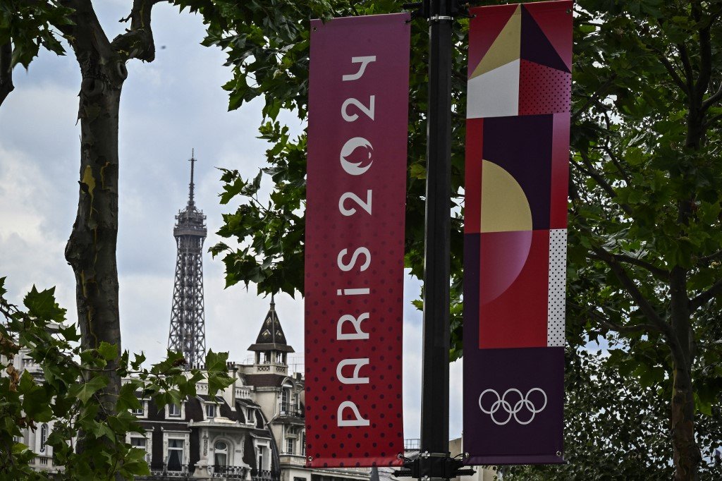 OL 2024-banner i Paris med Eiffeltårnet i baggrunden.