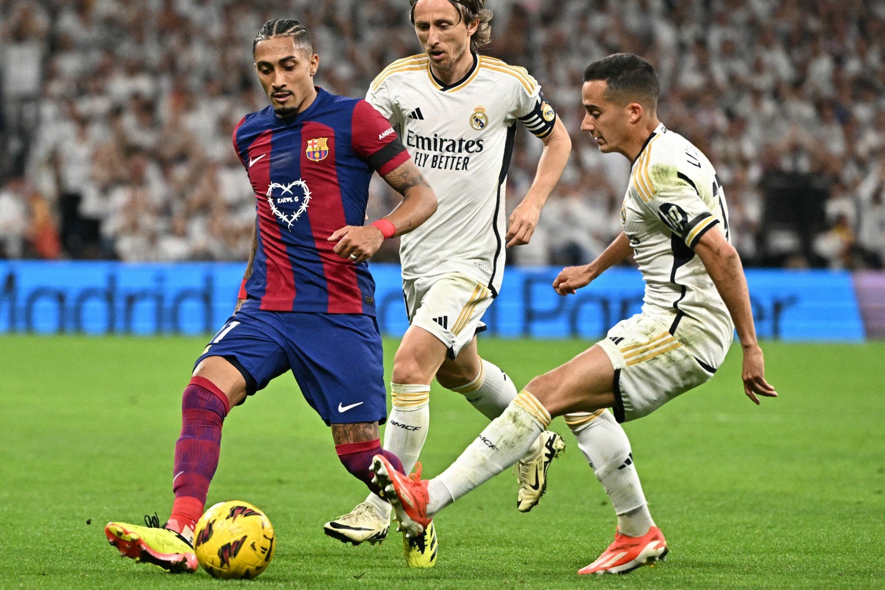 Raphinha (Barcelona), Luka Modric (Real Madrid) og Lucas Vazquez (Real Madrid)