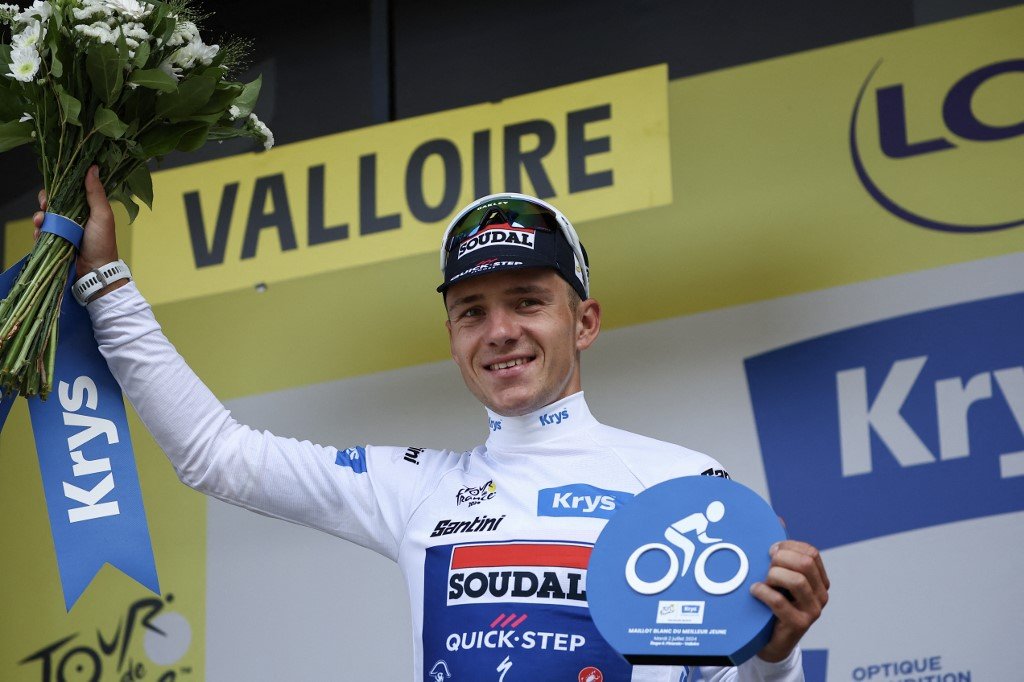 Remco Evenepoel i den hvide ungdomstrøje i Tour de France